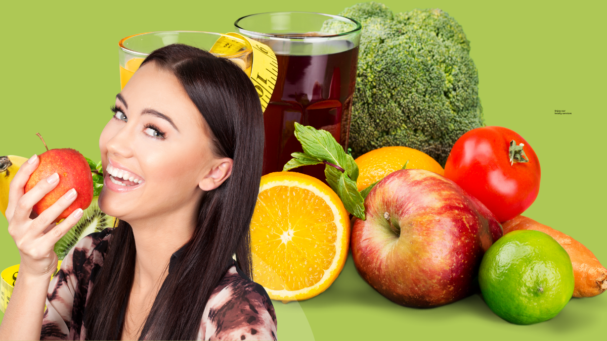 Mulher sorrindo enquanto segura uma maçã, com frutas frescas e vegetais como laranja, brócolis e limão ao fundo, destacando um estilo de vida saudável.