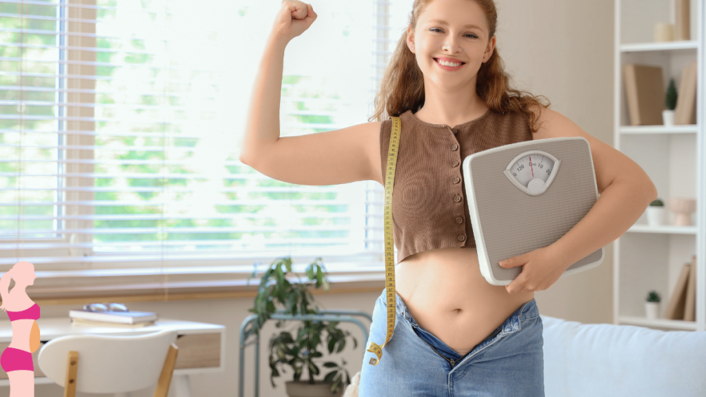  Mulher sorrindo, segurando uma balança e uma fita métrica, mostrando progresso na perda de peso. Ela veste uma calça folgada para destacar a redução de medidas.