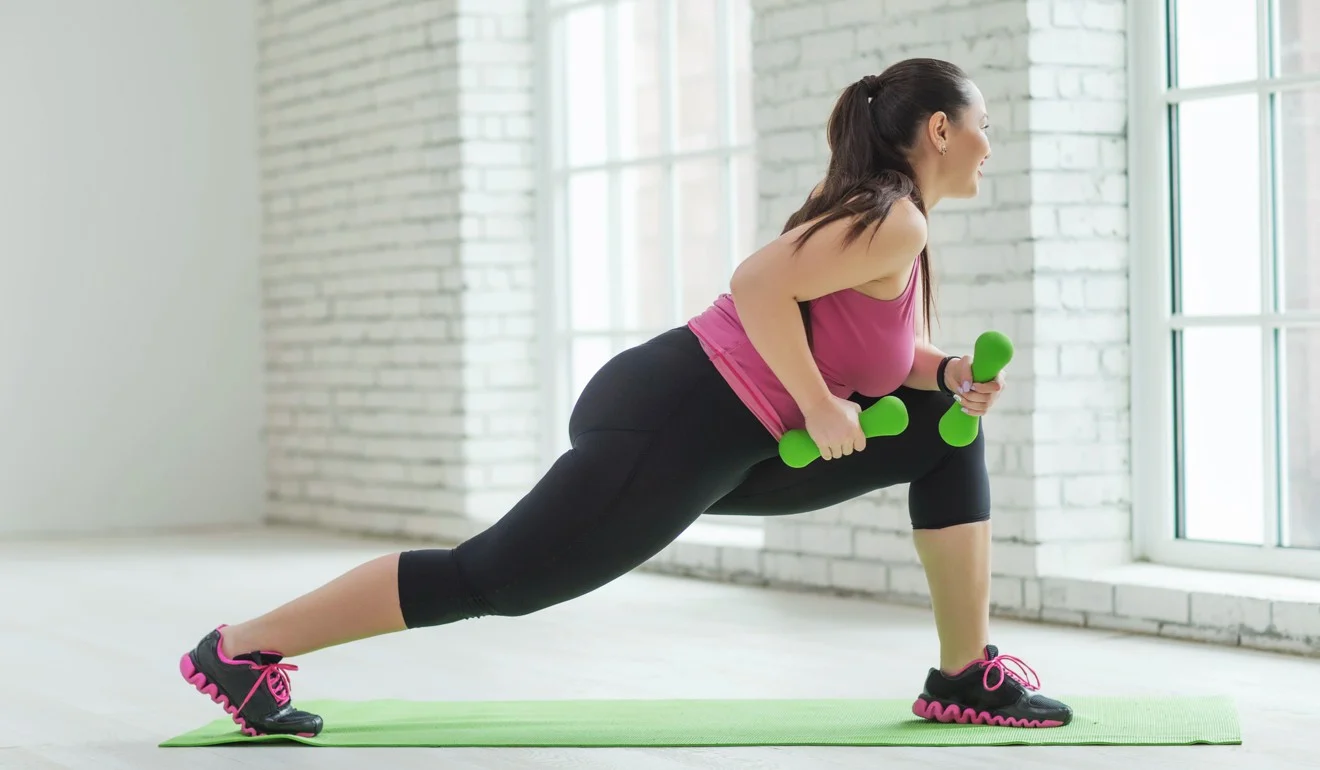 Mulher praticando exercícios de alongamento com halteres em um tapete de yoga, em um ambiente iluminado e moderno, enquanto um relógio verde é mostrado na parte superior da imagem.