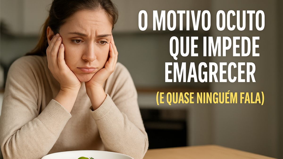 Mulher jovem, de pele clara, com expressão de preocupação, sentada na cozinha, refletindo sobre o motivo oculto que impede emagrecer.