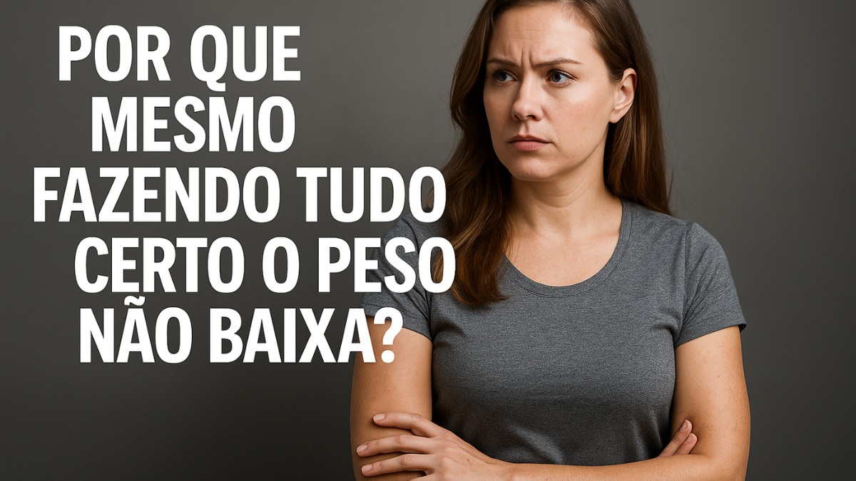 Mulher de pele clara, com expressão de preocupação, de braços cruzados, refletindo sobre por que mesmo fazendo tudo certo o peso não baixa.