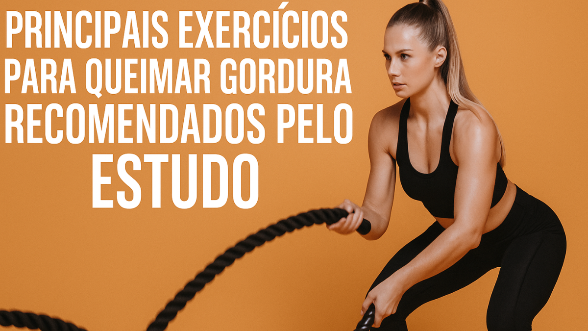 Mulher jovem e atlética realizando exercício com corda naval em fundo laranja, destacando a intensidade e o esforço físico durante o treino.
