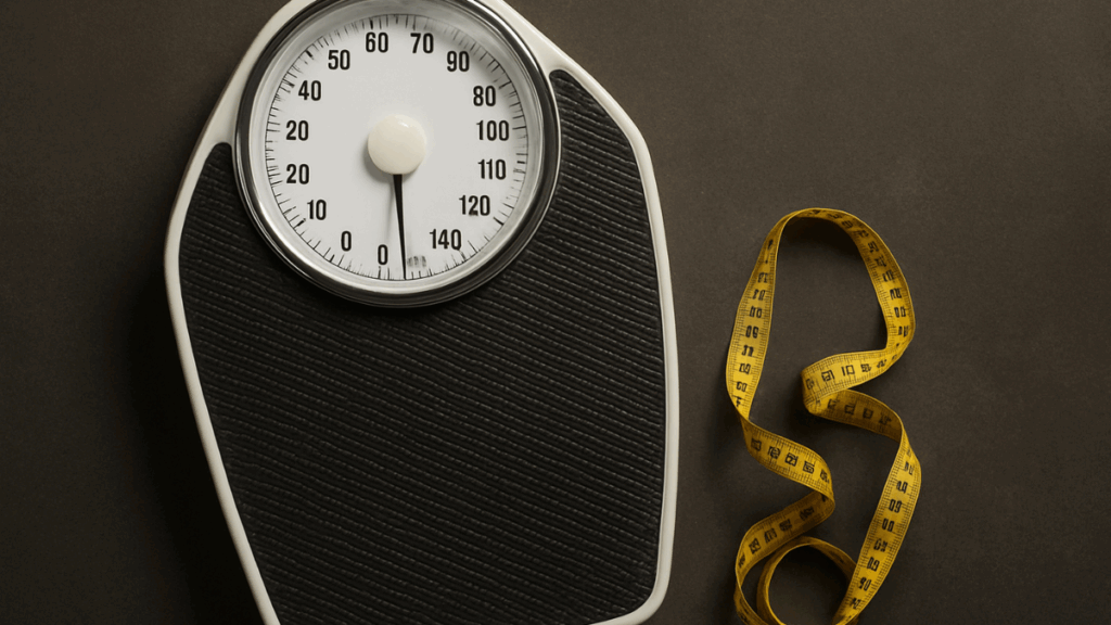 alança e fita métrica ilustrando os riscos das dietas restritivas para a saúde física.