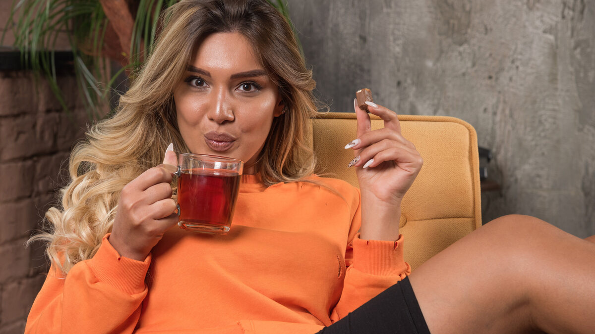 Mulher relaxando e tomando chás para emagrecer em casa