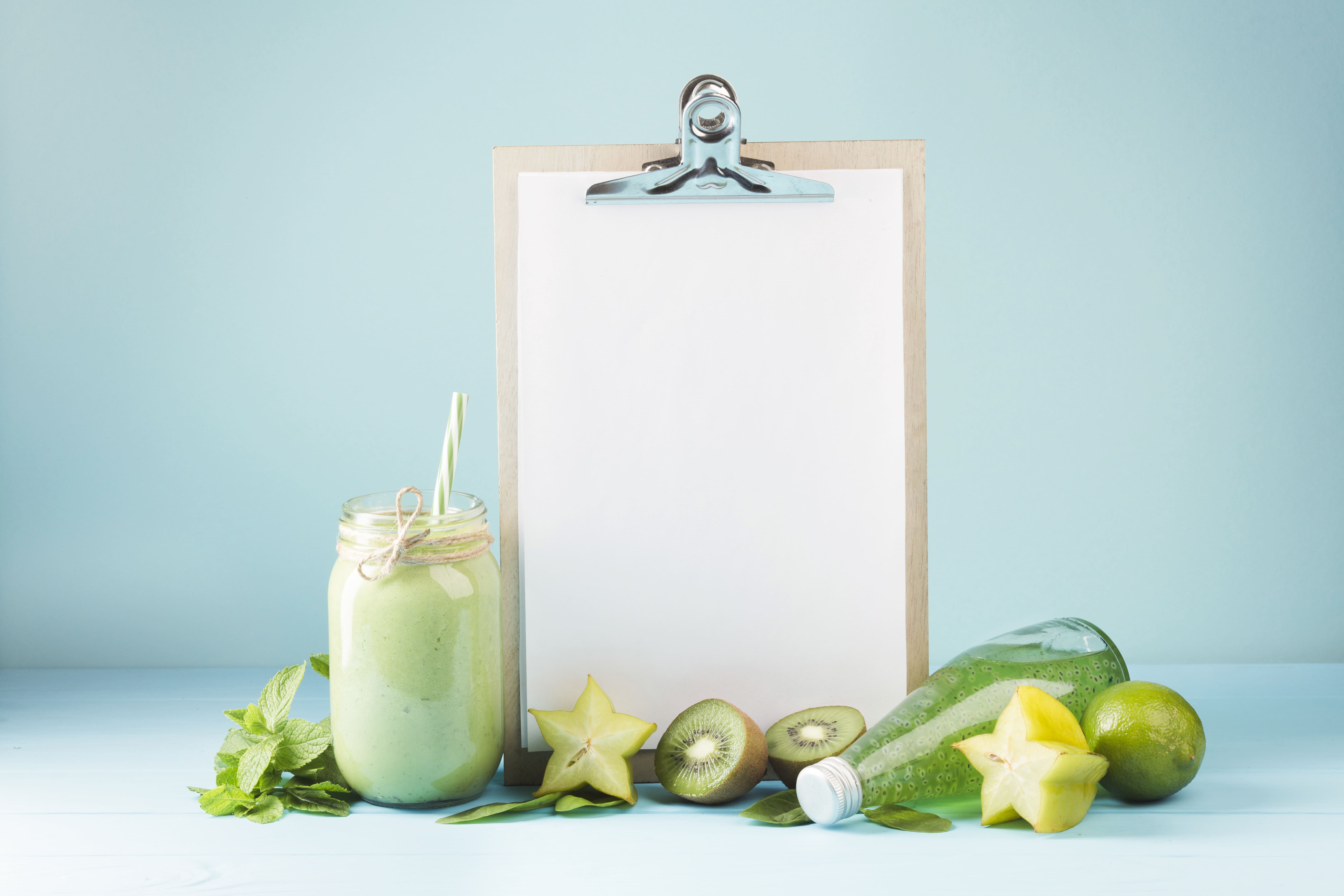 Smoothie verde natural ao lado de frutas frescas, simbolizando cardápio saudável para o emagrecimento sustentável.