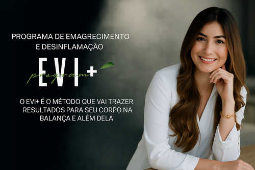 Mulher sorrindo ao lado do banner oficial do programa EVI+, transmitindo motivação e resultados reais, e, além disso, expressando confiança e clareza para quem deseja iniciar a própria transformação.