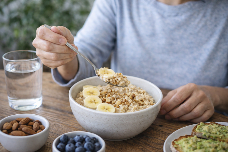 alimentação equilibrada com alimentos naturais ajudando a emagrecer sem passar fome no dia a dia