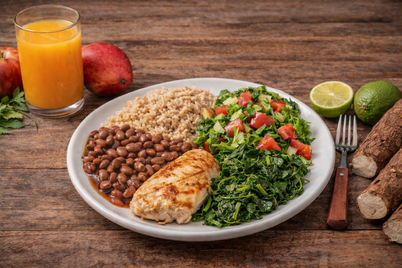 prato saudável com arroz integral feijão frango grelhado couve salada e frutas em dieta com comida brasileira para emagrecer