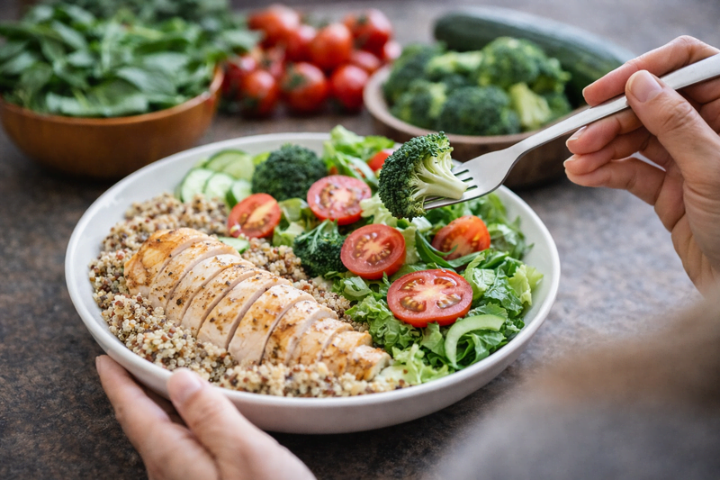 prato saudável com frango grelhado, quinoa e salada representando alimentação equilibrada