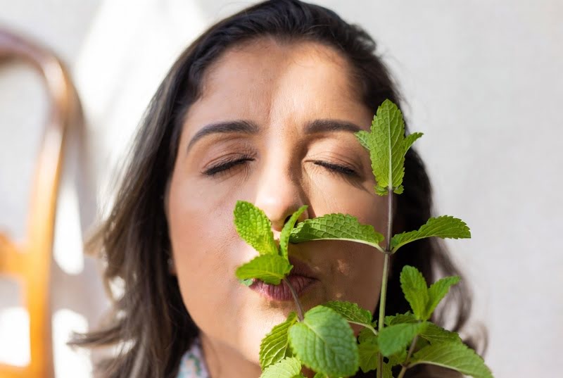 Emagrecimento com aromas – Mulher inalando hortelã