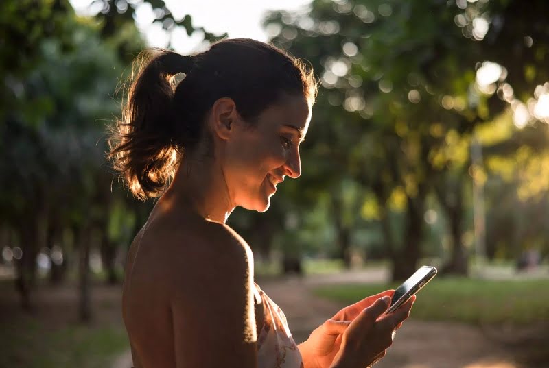 Perca Peso Rindo – Mulher caminhando com bom humor