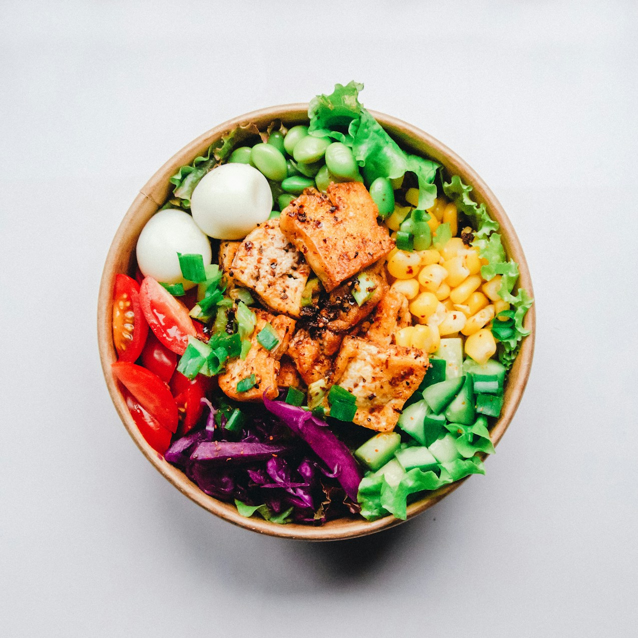 Prato colorido com alimentos saudáveis anti-inflamatórios que eliminam o inchaço e o cansaço Prato colorido com alimentos saudáveis anti-inflamatórios que eliminam o inchaço e o cansaço