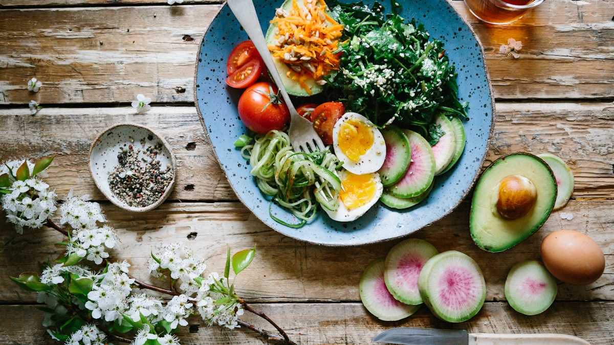 Café da manhã rico em proteínas — rotina matinal saudável para emagrecer Mesa com café da manhã saudável contendo ovos, frutas, iogurte grego e chá verde para emagrecer com hábitos matinais