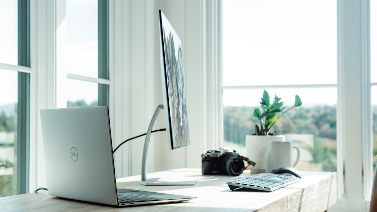 Pessoa trabalhando em home office com computador e alimentos saudáveis na mesa representando emagrecimento no trabalho remoto