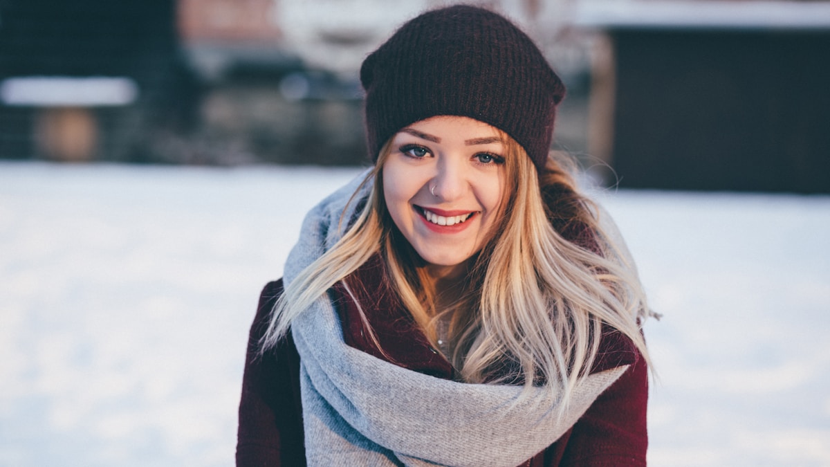 Mulher feliz e confiante após adotar a estratégia simples que a ajudou a perder peso sem sofrer Mulher feliz e confiante após adotar a estratégia simples que a ajudou a perder peso sem sofrer