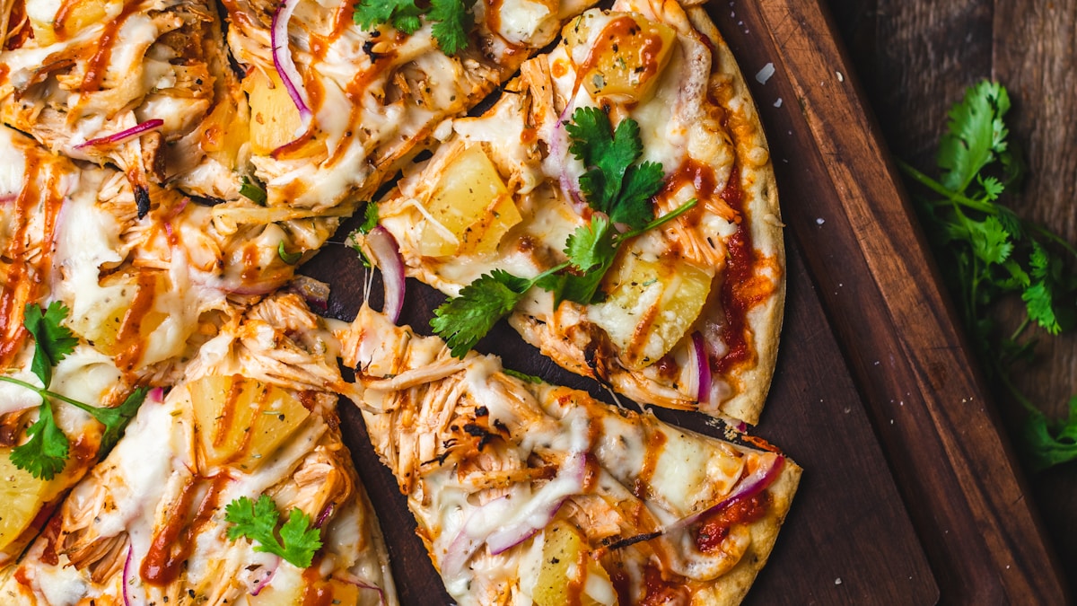 Receitas fitness saborosas que parecem dia do lixo mas ajudam a emagrecer Mesa com refeições fitness coloridas e saborosas que parecem dia do lixo mas ajudam a emagrecer