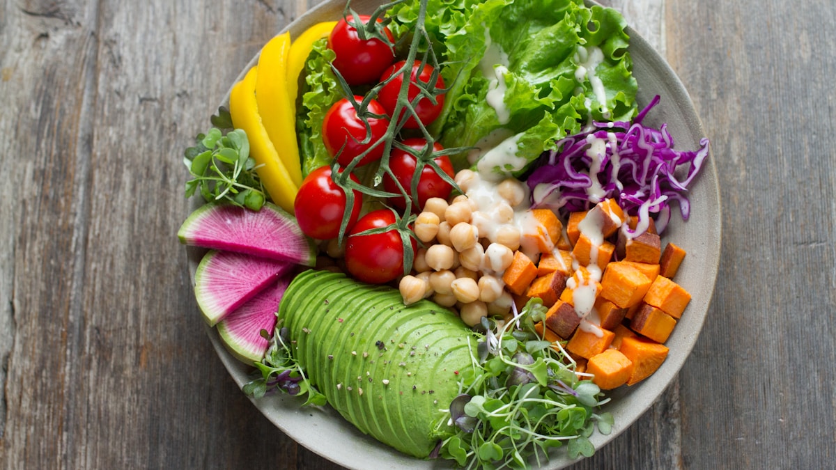 Prato colorido com alimentos saudáveis representando alimentação equilibrada para quem trabalha em casa