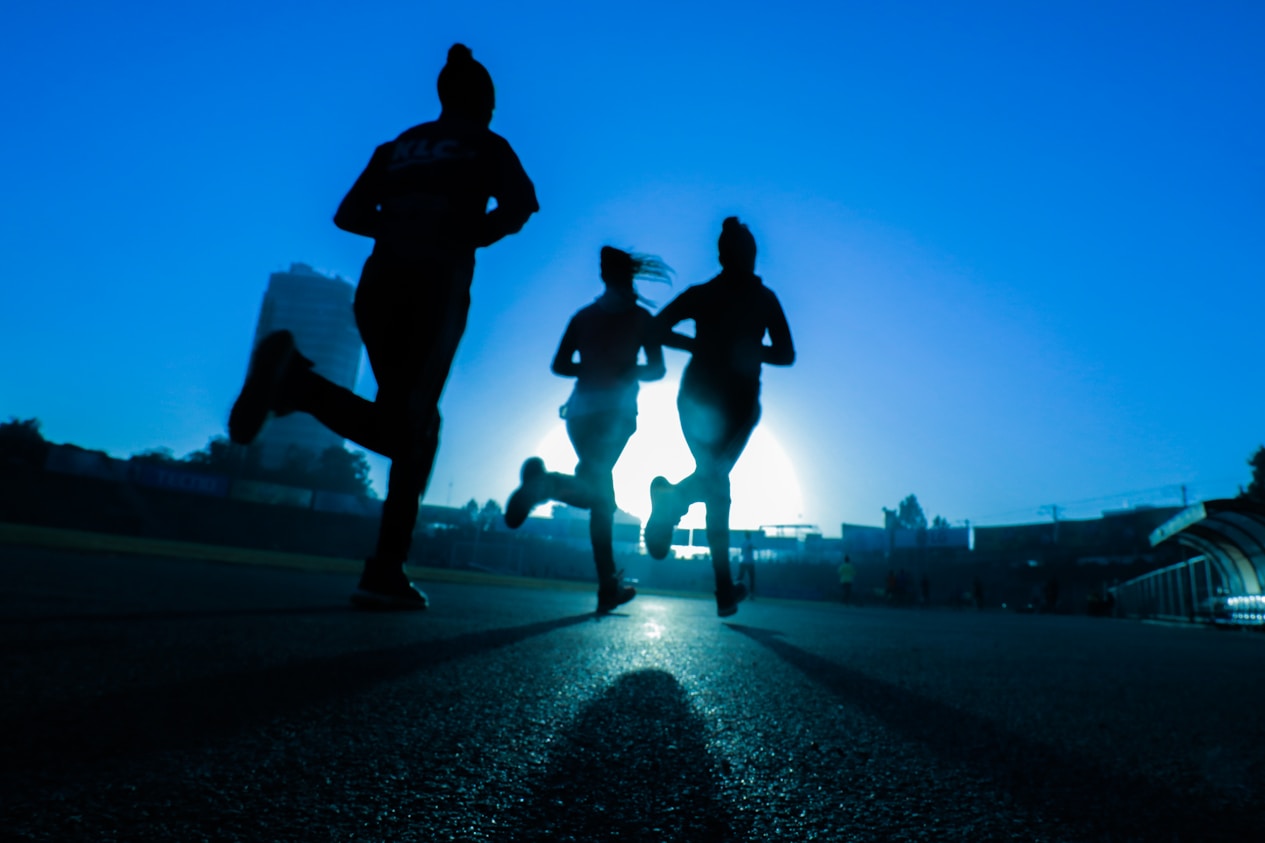 Mulher sorridente mostrando os resultados de equilibrar a rotina corrida com hábitos saudáveis e alimentação correta Mulher sorridente mostrando os resultados de equilibrar a rotina corrida com hábitos saudáveis e alimentação correta