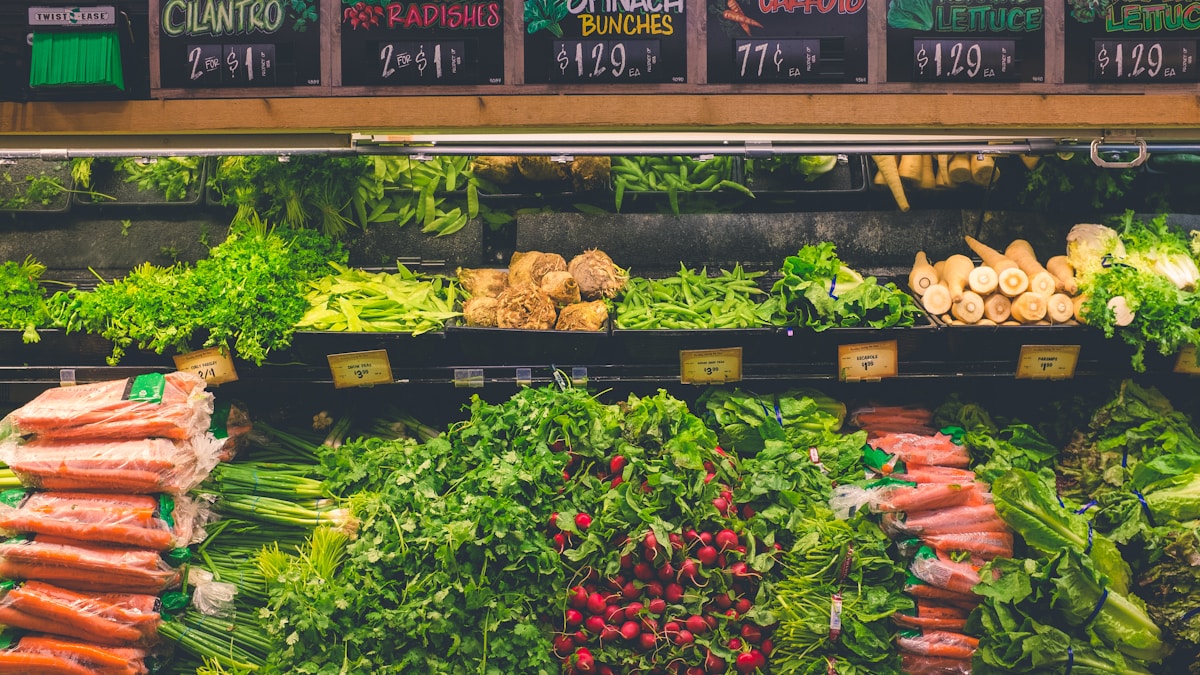 Lista de ingredientes em embalagem — identificar ultraprocessados pelo rótulo Close-up da lista de ingredientes em embalagem de alimento, mostrando como identificar alimentos ultraprocessados pelo rótulo