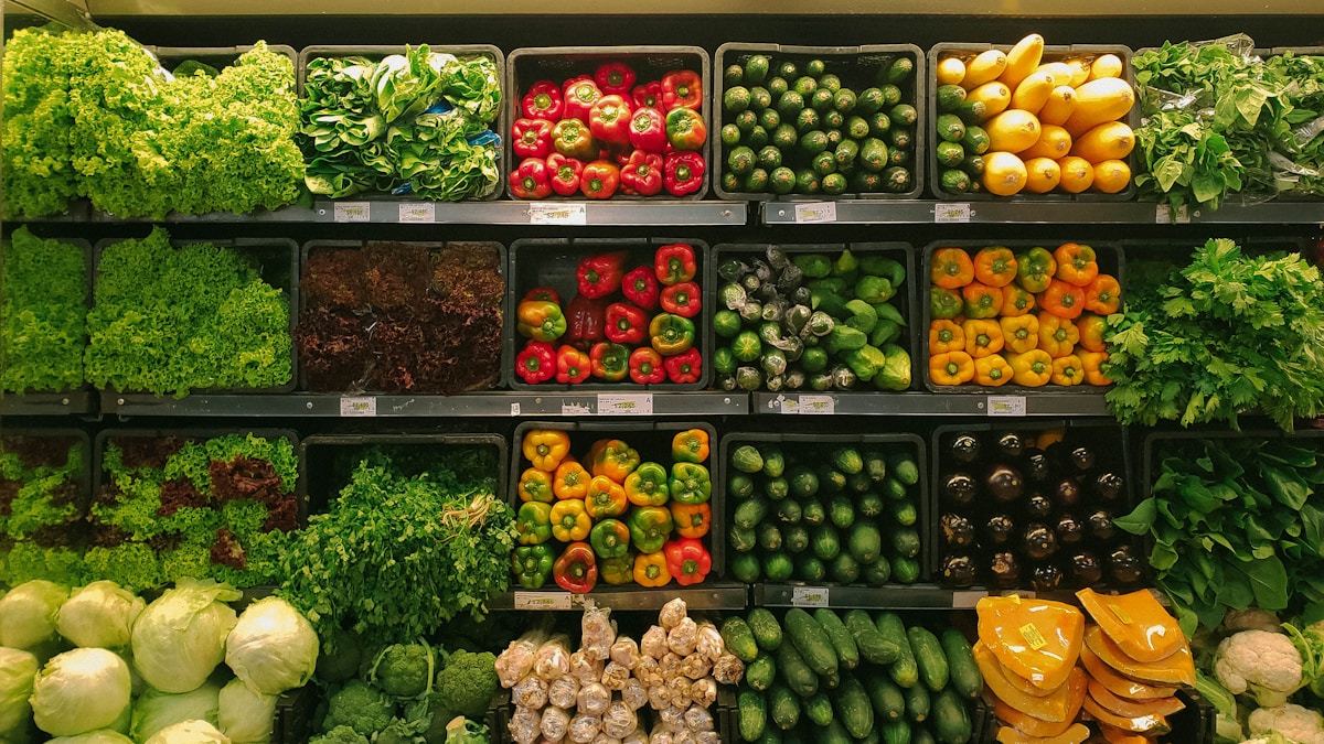 Alimentos frescos e saudáveis no supermercado — escolhas conscientes Corredor de supermercado com alimentos frescos e saudáveis, representando as melhores escolhas ao saber como ler rótulos de alimentos