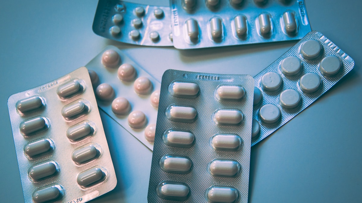 Tabela nutricional de alimento — como interpretar rótulos de alimentos Tabela nutricional em embalagem de alimento mostrando calorias, sódio, gorduras e fibras para saber como ler rótulos