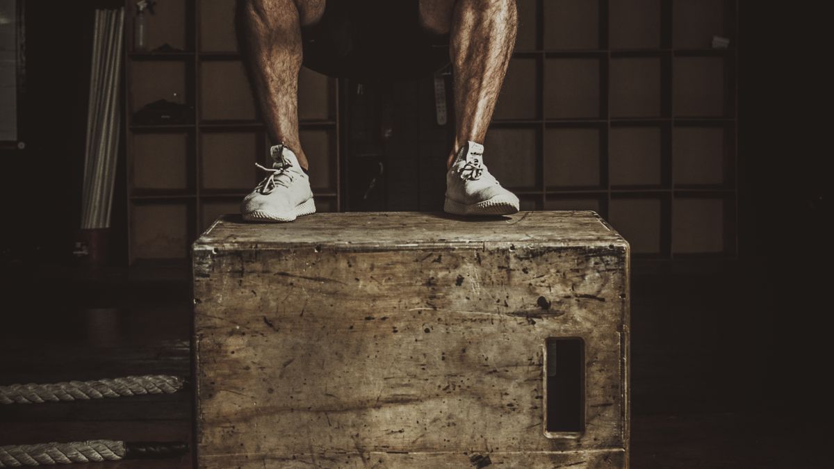 agachamento com salto exercício antes do futebol para queimar gordura