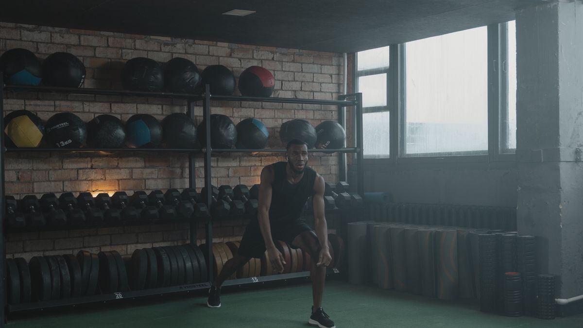 Atleta realizando treino de força e mobilidade para futebol