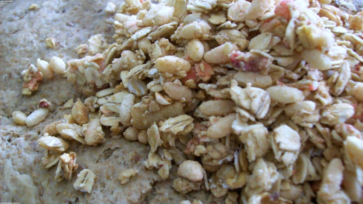 Alimentos ricos em fibras solúveis como aveia, chia e leguminosas que aumentam a saciedade