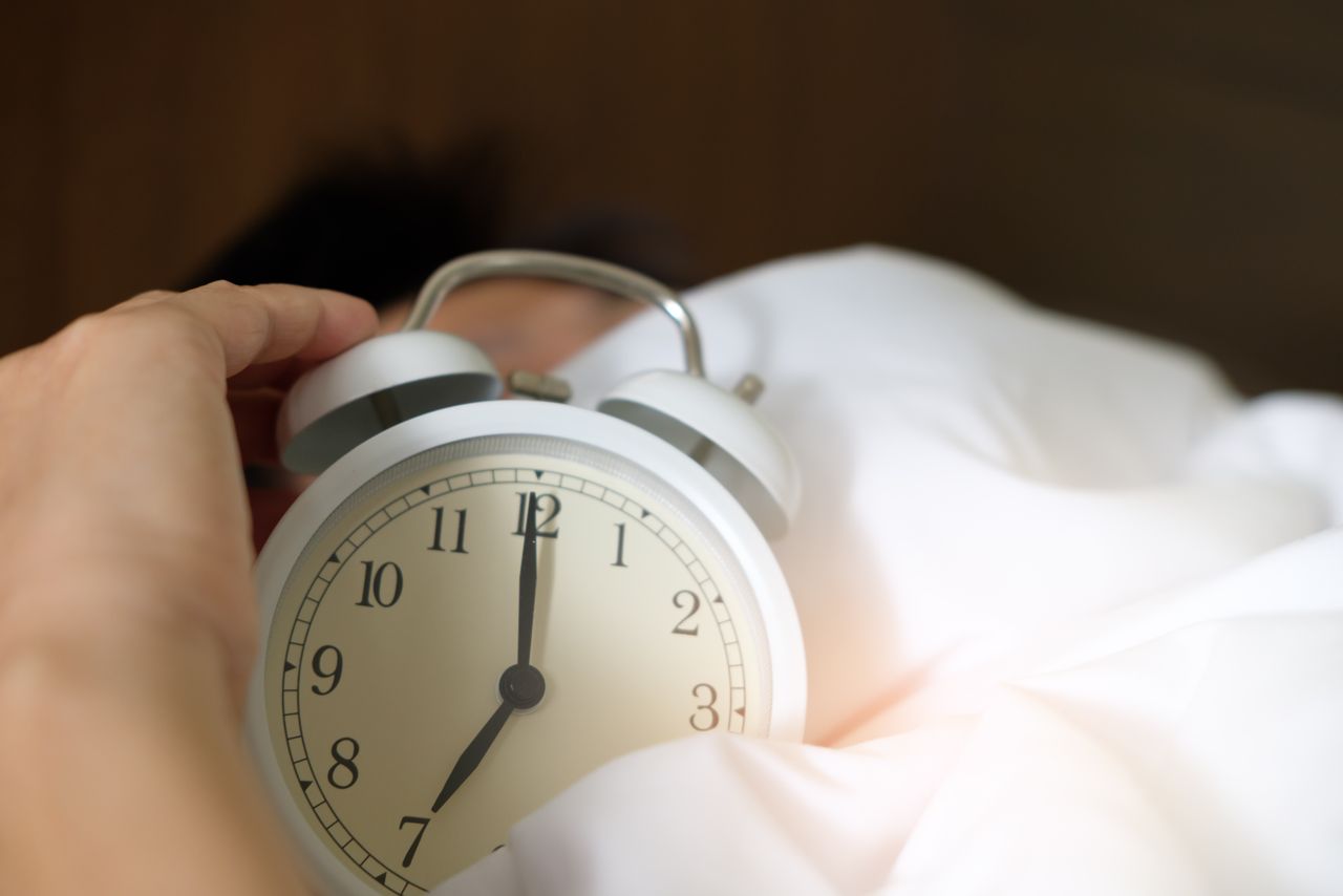 Pessoa cansada pela privação de sono com aumento de cortisol