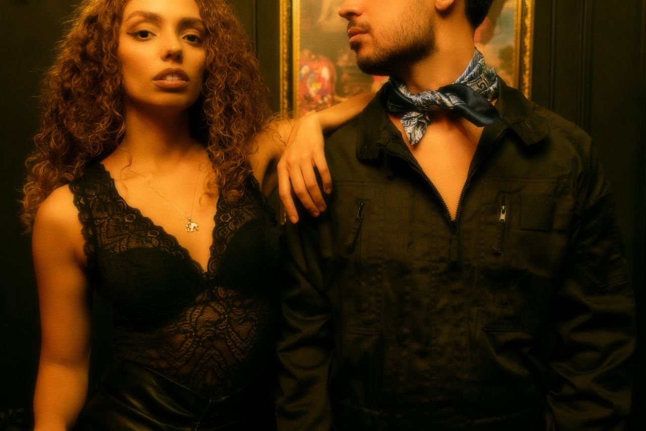 Casal elegante e saudável acima de 40 anos em ambiente luxuoso