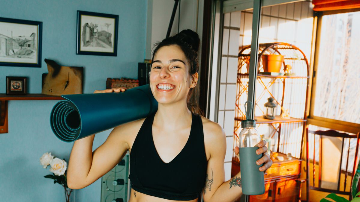 mulher sorrindo com constância na rotina de emagrecimento