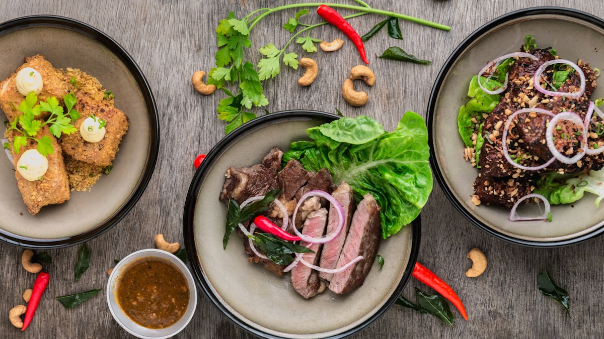 Refeição equilibrada e colorida preparada por criador de conteúdo Prato colorido e nutritivo com proteínas, vegetais e carboidratos complexos, alimentação saudável para criadores de conteúdo