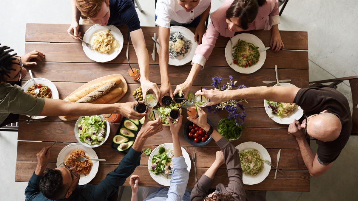 Prato colorido com alimentos anti-inflamatórios para dieta saudável