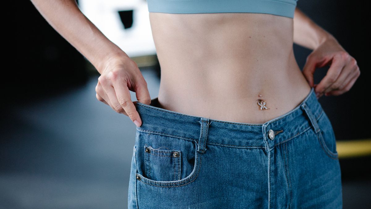 mulher com alimentação saudável para reduzir gordura abdominal