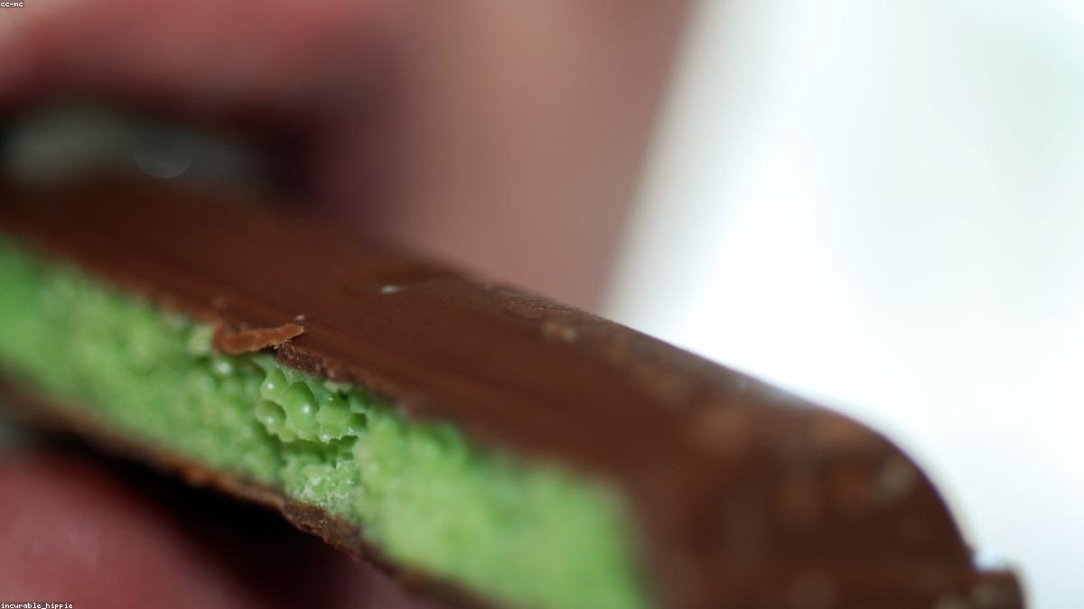 Mulher resistindo à vontade de comer doces com estratégias naturais
