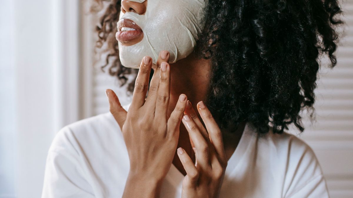 Mulher em momento de bem-estar e consciência corporal para emagrecer