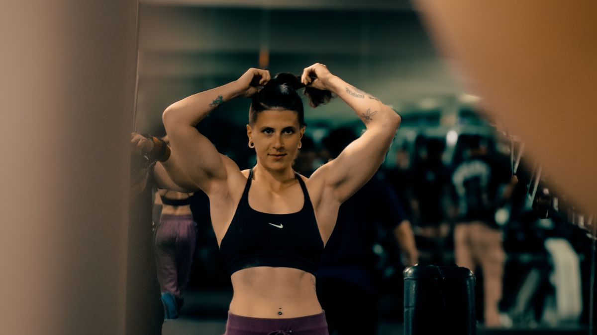 mulher se preparando para treino rápido