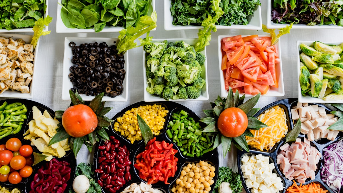 Alimentos coloridos e saudáveis representando uma alimentação equilibrada