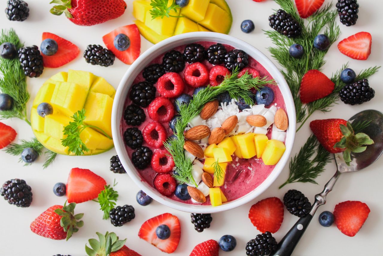 Especiarias anti-inflamatórias coloridas como cúrcuma, gengibre e pimenta em flat lay