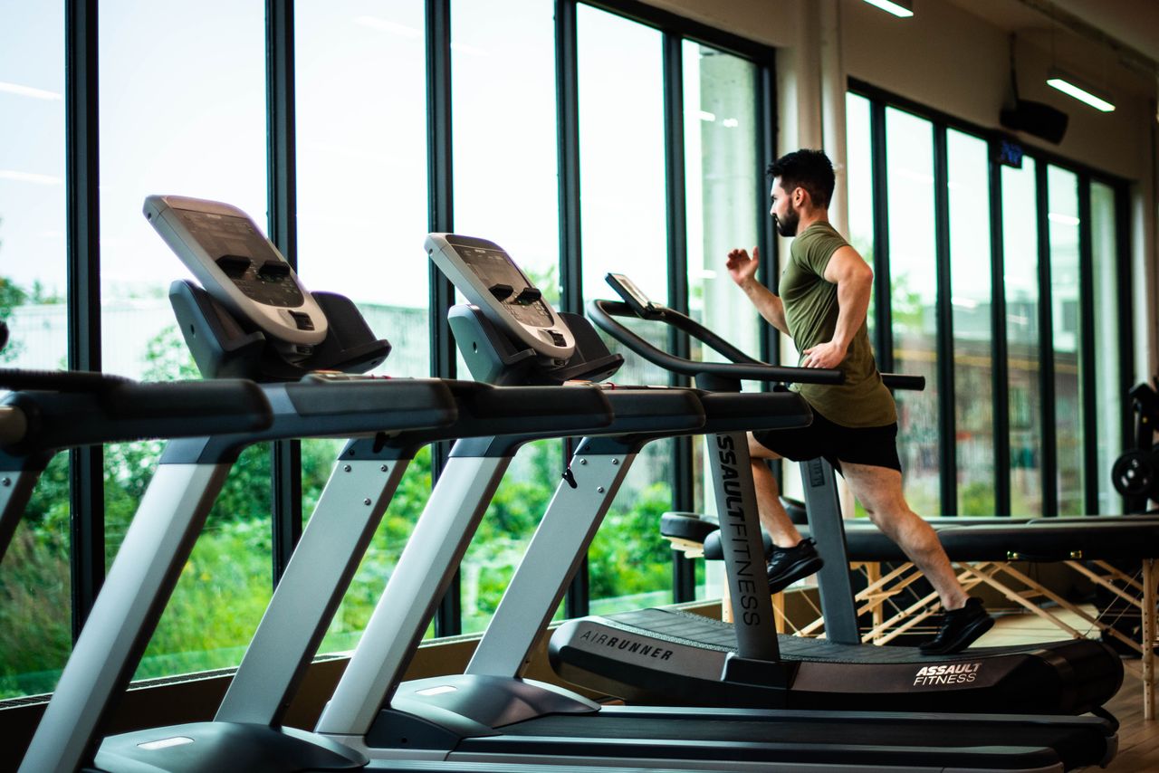 Treino de força e exercícios para pessoas acima de 40 anos
