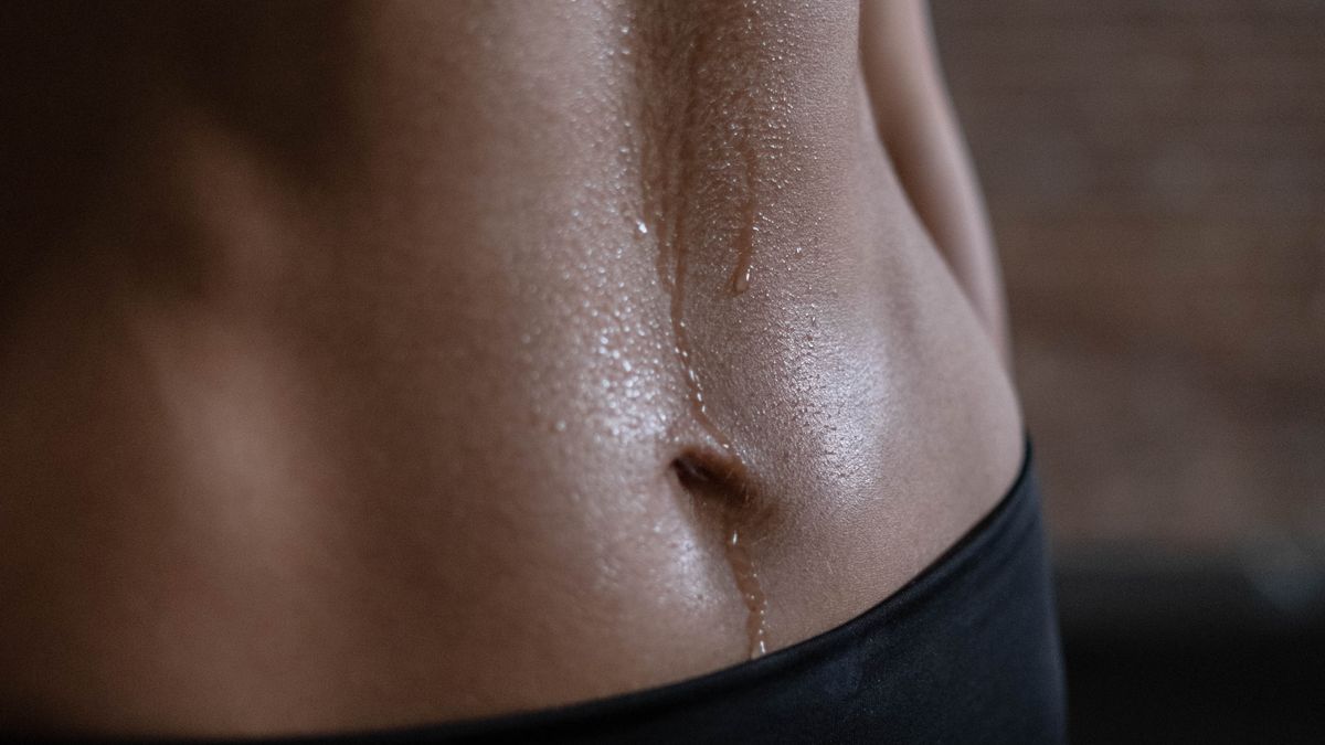 mulher fazendo exercício abdominal para perder gordura feminina