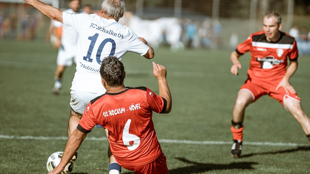 jogadores de futebol durante partida pelada queimando gordura