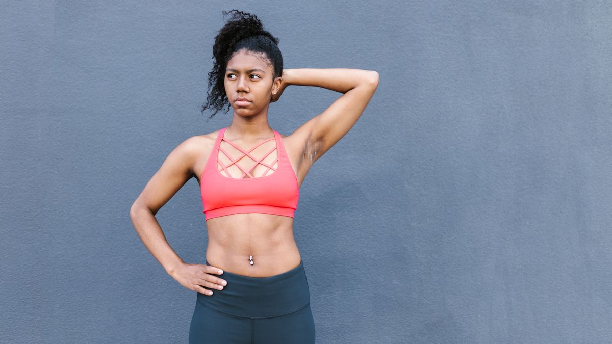 mulher mostrando barriga e como perder gordura abdominal feminina