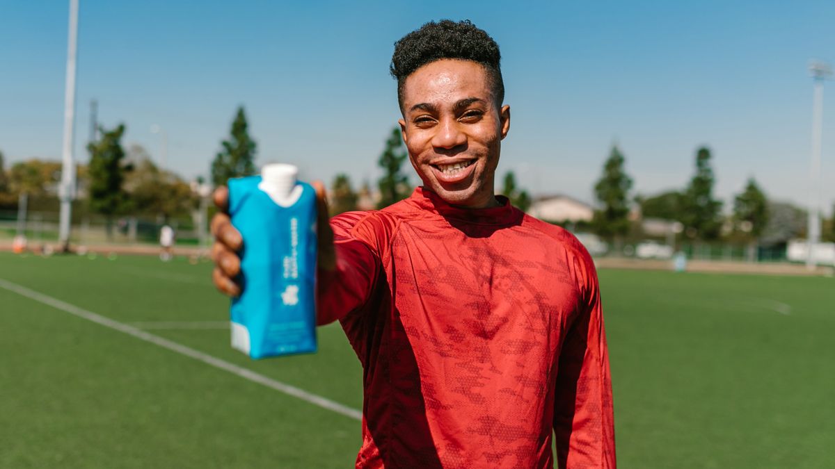 Jogador realizando aquecimento completo antes de jogar futebol