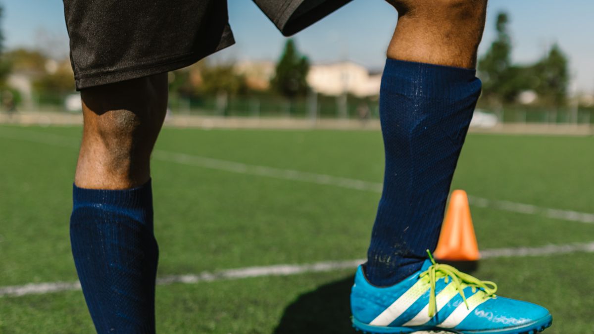 Jogador de futebol ágil e leve durante pelada amadora