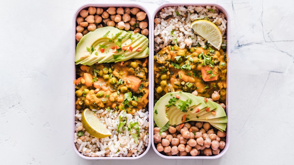 Mesa com dez opções de lanches fitness organizados em pequenas tigelas e pratos