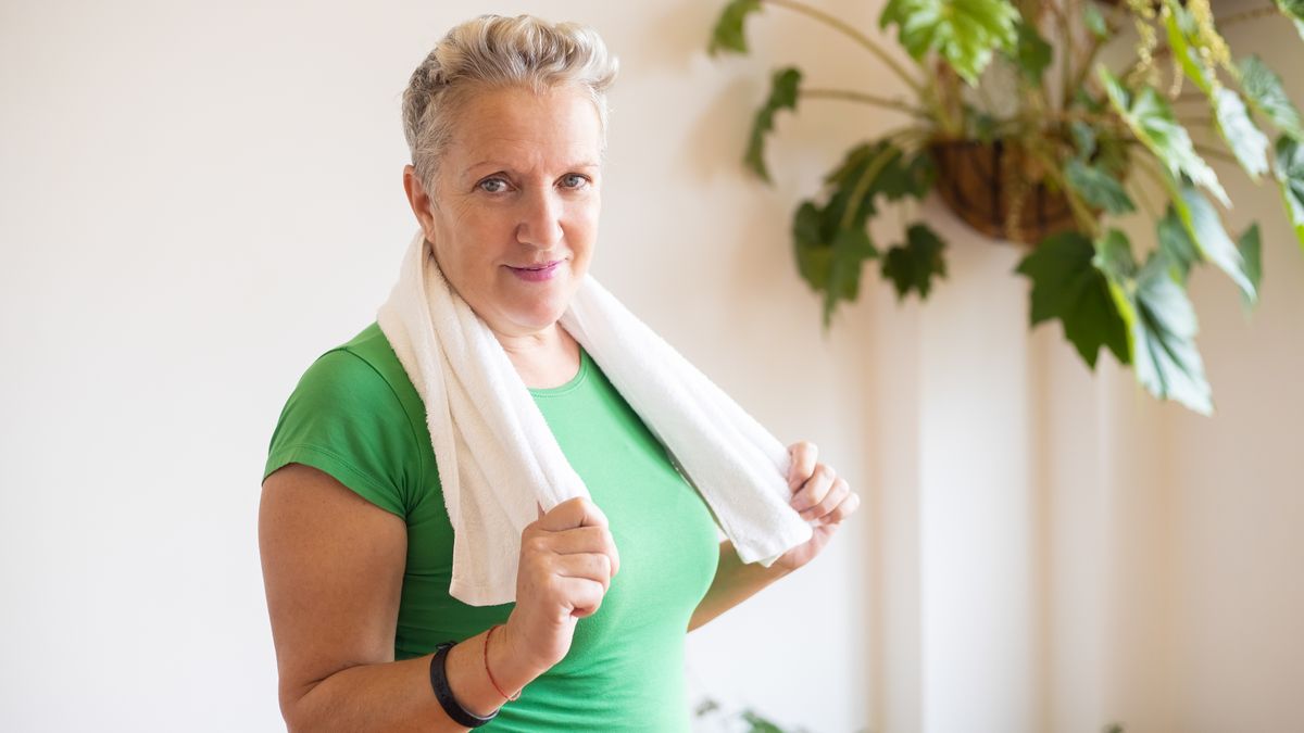 Mulher madura preparando alimentação saudável