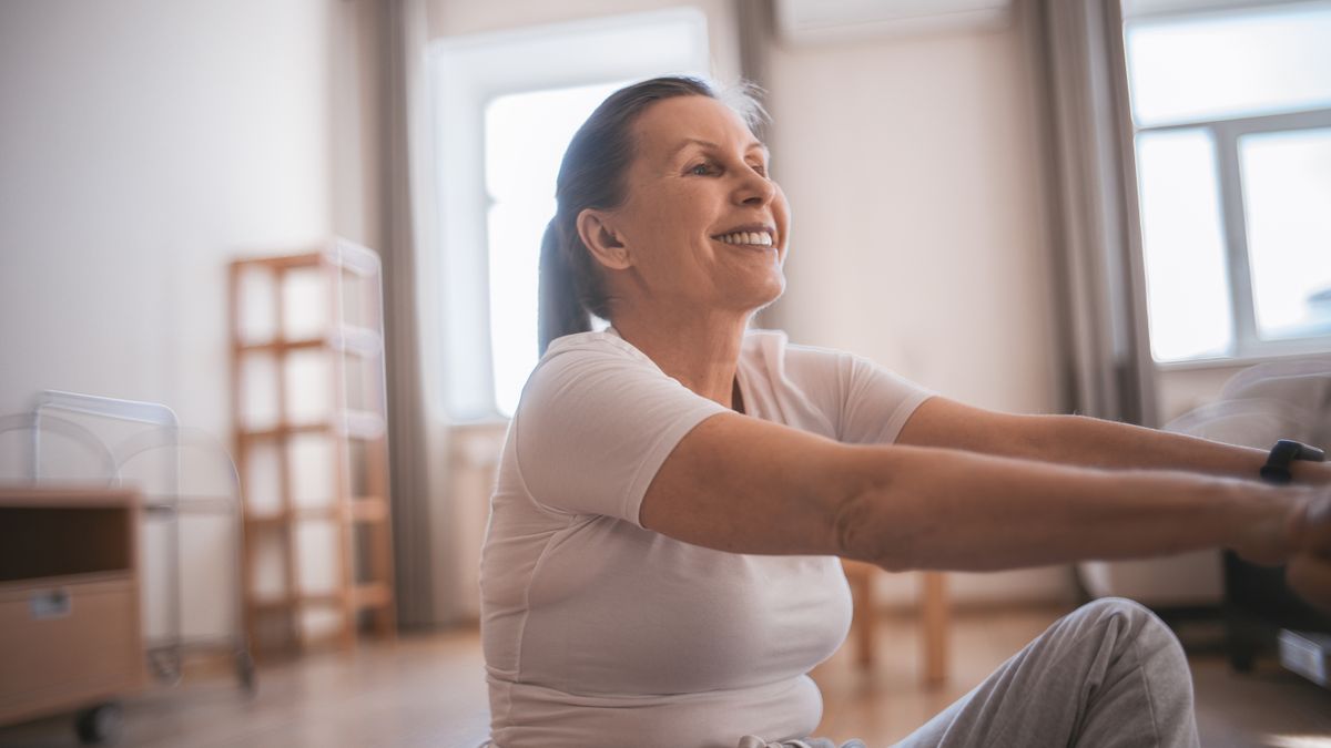 Mulher de meia-idade praticando exercício físico