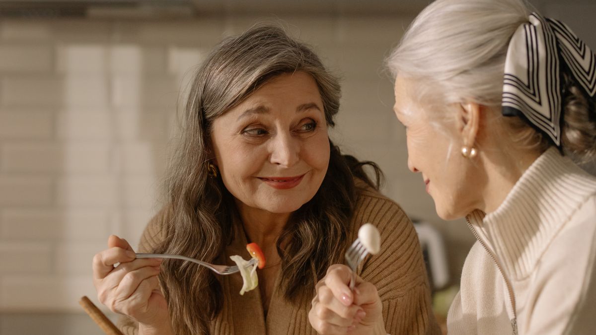 Mulher preparando refeição nutritiva na cozinha