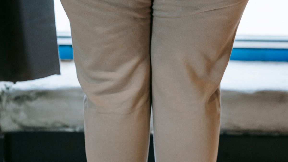 Mulher medindo cintura com fita métrica